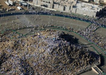 Inmensa cantidad de peregrinos ascienden el Monte Arafat, Foto: AFP.