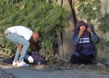 La periodista Abu Akleh recibe disparos en inmediaciones del campamento de refugiados de Yenín. Foto: AFP.