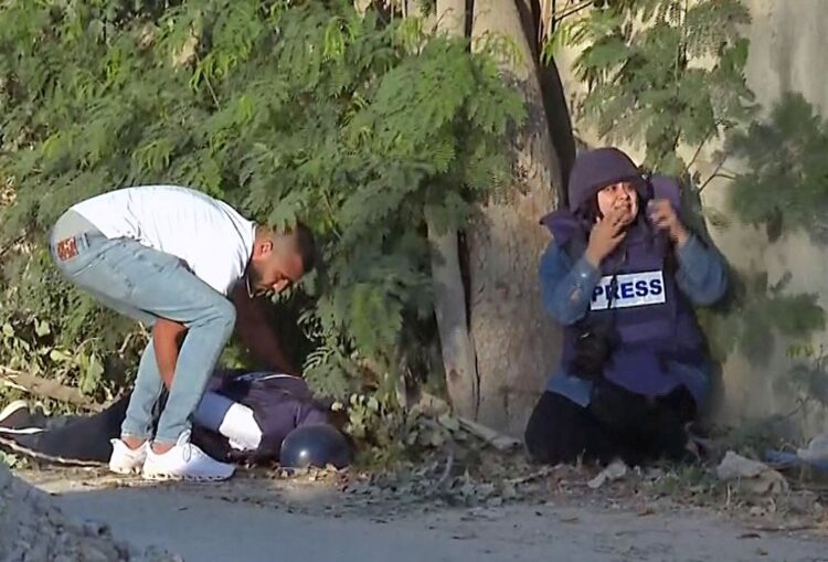 La periodista Abu Akleh recibe disparos en inmediaciones del campamento de refugiados de Yenín. Foto: AFP.
