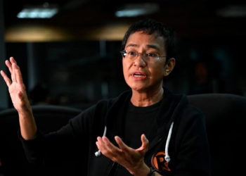 La periodista filipina y premio Nobel de la Paz Maria Ressa, entrevistada por la AFP en la redacción de la página web de noticias Rappler en Pasig, Manila. Foto: AFP.