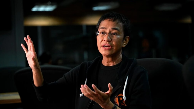 La periodista filipina y premio Nobel de la Paz Maria Ressa, entrevistada por la AFP en la redacción de la página web de noticias Rappler en Pasig, Manila. Foto: AFP.