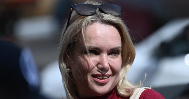 Marina Ovsiannikova en las afueras del tribunal del distrito de Basmanny, en Moscú, Rusia. Foto: AFP.