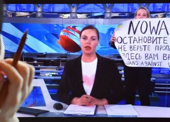 La periodista rusa Marina Ovsiannikova irrumpe el informativo de la cadena Pervy Kanal, con una pancarta en contra de la guerra. Foto: AFP.