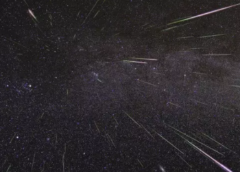 Una lluvia de meteoritos Perseidas ilumina el cielo en 2009. Foto: NASA.