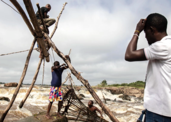 Unos pescadores colocan sus redes en el río Congo, cerca de las cataratas Wagenya, en Kisangani, en el noreste de la República Democrática del Congo. Foto: AFP.