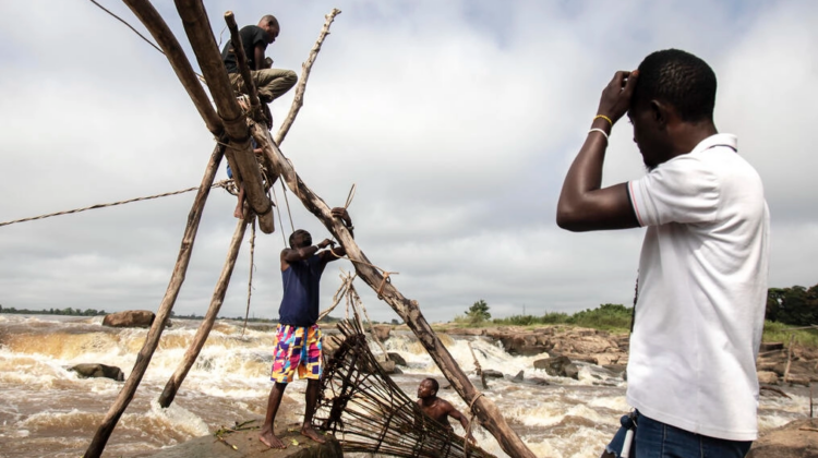 Unos pescadores colocan sus redes en el río Congo, cerca de las cataratas Wagenya, en Kisangani, en el noreste de la República Democrática del Congo. Foto: AFP.