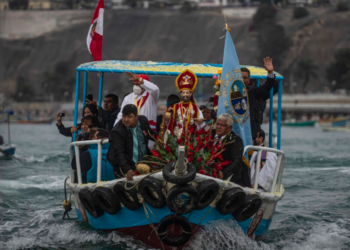 La imagen de San Pedro, patrón de los pescadores, es llevada en un barco durante una procesión en Lima el 29 de junio de 2022. Foto: AFP.