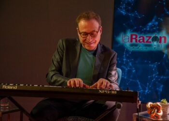 El pianista francés Jean-Francois Zygel improvisa melodías en el estudio de La Razón. Foto: Oswaldo Aguirre.