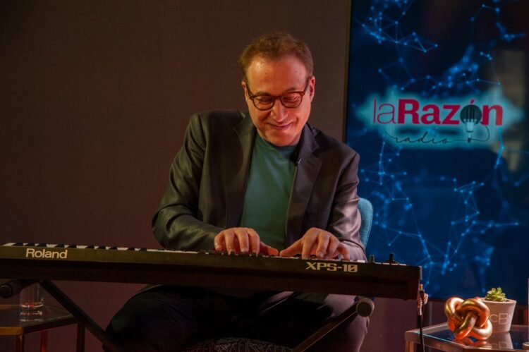 El pianista francés Jean-Francois Zygel improvisa melodías en el estudio de La Razón. Foto: Oswaldo Aguirre.