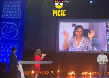 La conductora de PICA, Katherin Quiñajo Callizaya, recibe el Premio Especial de la UNESCO. Captura de pantalla: PICA.