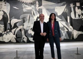 Los ministros de Cultura de España, Miquel Iceta, y Francia, Rima Abdul Malak, posan delante del cuadro de Pablo Picasso 'Guernica' en el museo Reina Sofía de Madrid. Foto: AFP.