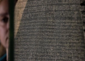 La "piedra de Rosetta" data del año 196 a.C. y fue clave para resolver los jerogíficos porque contiene inscripciones con idéntico significado en tres tipos de escritura: en jeroglífico, en demótico -una antigua escritura egipcia- y en griego antiguo. Foto: AFP.