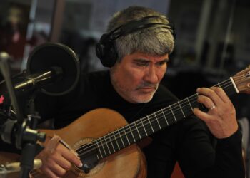 El reconocido guitarrista Piraí Vaca en el estudio de La Razón Radio. Foto: Oswaldo Aguirre.