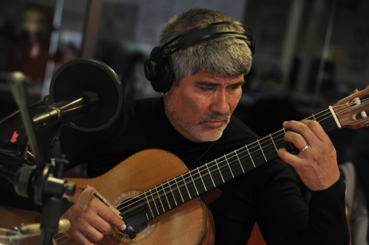El reconocido guitarrista Piraí Vaca en el estudio de La Razón Radio. Foto: Oswaldo Aguirre.