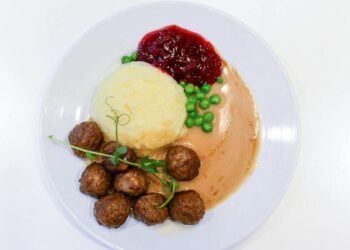 Köttbullar, plato típico sueco que contiene albóndigas de carne bajo una salsa, puré de papas y mermelada de arándano. Foto: Archivo AFP.
