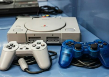 Un ejemplar de la videoconsola PlayStation 1, de Sony, en una exposición el 4 de agosto de 2022, en París. Foto: AFP.