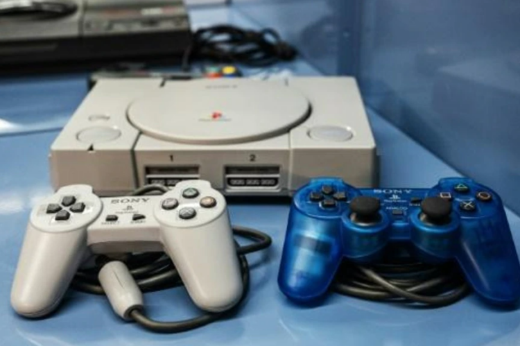 Un ejemplar de la videoconsola PlayStation 1, de Sony, en una exposición el 4 de agosto de 2022, en París. Foto: AFP.