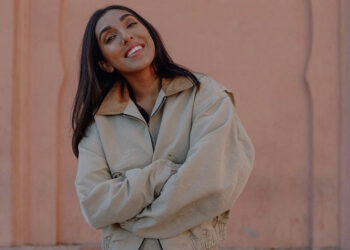 La canadiense Rupi Kaur, poeta censurada en RRSS. Foto: AFP.