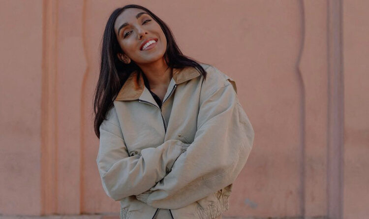 La canadiense Rupi Kaur, poeta censurada en RRSS. Foto: AFP.