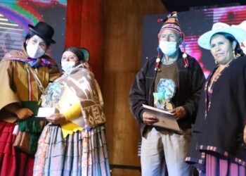 La ministra de Culturas, Sabina Orellana, entrega los premios a los ganadores de 2021. Foto: Ministerio de Culturas.