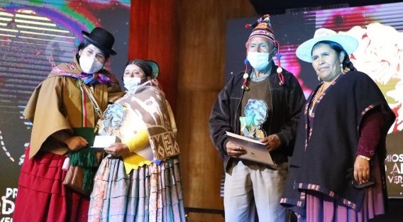 La ministra de Culturas, Sabina Orellana, entrega los premios a los ganadores de 2021. Foto: Ministerio de Culturas.