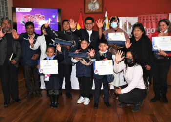 Los estudiantes ganadores junto al ministro de Educación, Édgar Pary. Foto: Ministerio de Educación.
