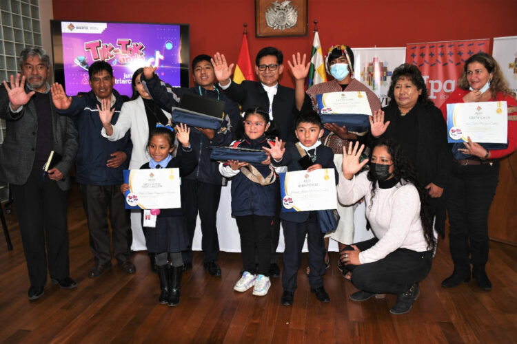 Los estudiantes ganadores junto al ministro de Educación, Édgar Pary. Foto: Ministerio de Educación.