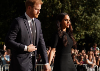 El príncipe Enrique y su esposa Meghan, llegan junto a los tributos florales en el camino al castillo de Windsor, el 10 de septiembre de 2022. Foto: AFP.