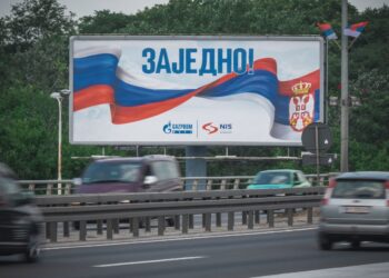 Cartel del gobierno ruso en una vía serbia. Foto: AFP.