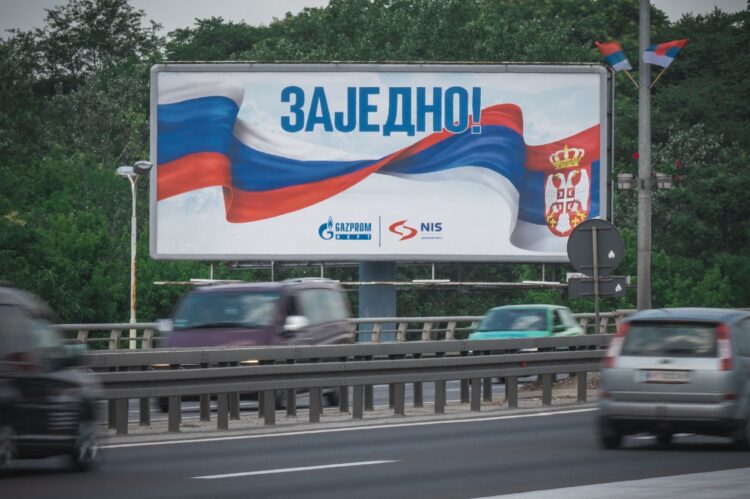 Cartel del gobierno ruso en una vía serbia. Foto: AFP.
