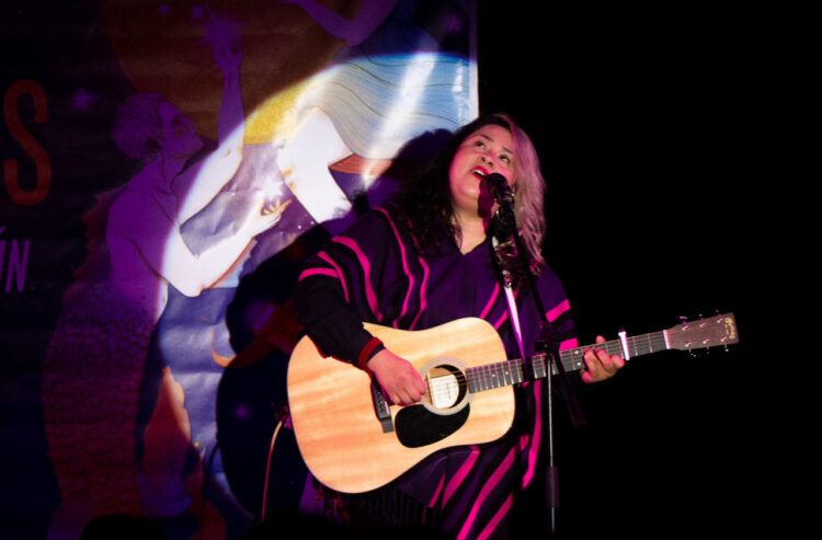 La cantante Vivir Quintana, de 32 años, nueva estrella del corrido mexicano. Foto: AFP.