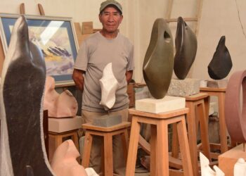 El artista Ramón Tito Villegas, en su taller. Foto: Álvaro Balero.