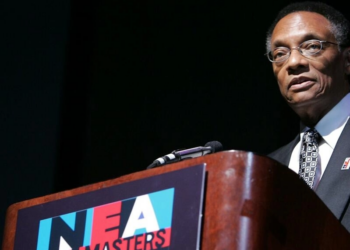 El músico Ramsey Lewis habla después de aceptar un premio NEA Jazz Master, durante la 17ª entrega anual de premios NEA Jazz Masters, el 12 de enero de 2007 en la ciudad de Nueva York. Foto: AFP.