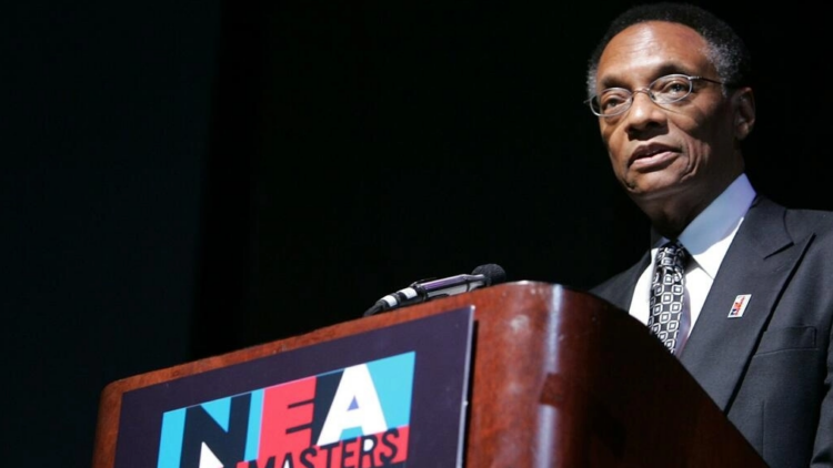 El músico Ramsey Lewis habla después de aceptar un premio NEA Jazz Master, durante la 17ª entrega anual de premios NEA Jazz Masters, el 12 de enero de 2007 en la ciudad de Nueva York. Foto: AFP.