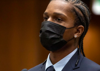 El rapero estadounidense A$AP Rocky se declaró inocente de dos cargos de agresión con arma de fuego en un enfrentamiento en noviembre pasado. Foto: AFP.