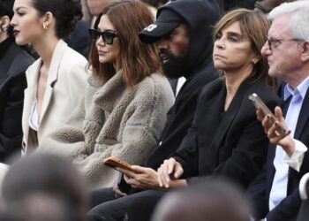 La estrella del desfile de Balenciaga, Kanye West, camina por el barro. Foto: AFP.