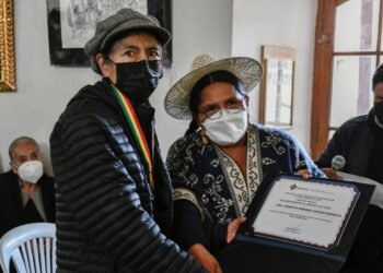 La viuda del maestro Cavour, María Antonieta Arauco, recibe la distinción de parte de la ministra de Culturas, Sabina Orellana. Foto: Ministerio de Culturas.