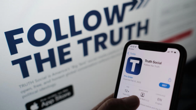 Google notificó a Truth Social el 19 de agosto que su aplicación viola las políticas de Play. Foto: AFP.