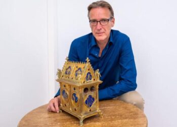 El detective Arthur Brand junto a la reliquia de la 'Preciosa Sangre de Cristo'. Foto: AFP.