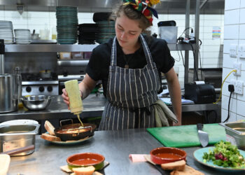 Cambiar a una dieta basada en plantas es una de las formas más efectivas para que una persona reduzca su huella de carbono, dicen los expertos. Foto: AFP.
