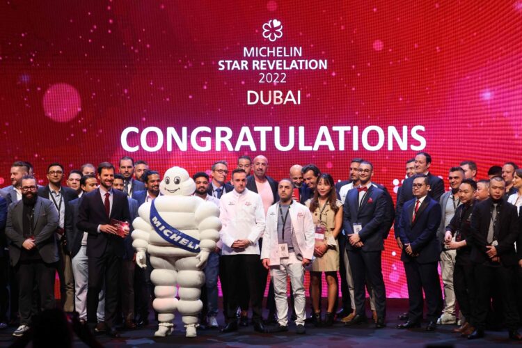 Chefs y propietarios de restaurantes durante una ceremonia de selección 2022, de la Guía Michelin Dubái. Foto: AFP.