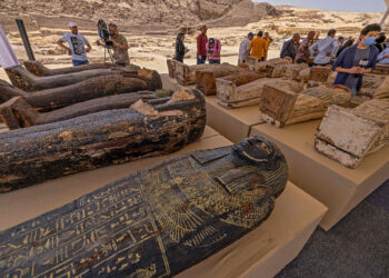 250 sarcófagos y 150 estatuas de bronce descubiertos en Saqqara, al sur de El Cairo. Foto: AFP.