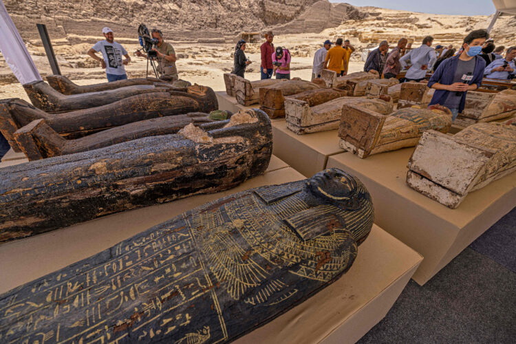 250 sarcófagos y 150 estatuas de bronce descubiertos en Saqqara, al sur de El Cairo. Foto: AFP.