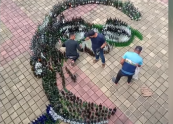 El artista Eduardo Butrón construye botella a botella, la imagen de Gabriel García Márquez. Captura: Red Caracol.