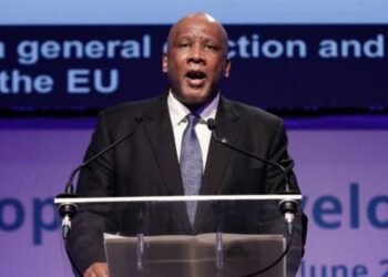 Letsie III, rey de Lesoto, habla durante un foro sobre desarrollo organizado por la Comisión Europea, en Bruselas. Foto: AFP.