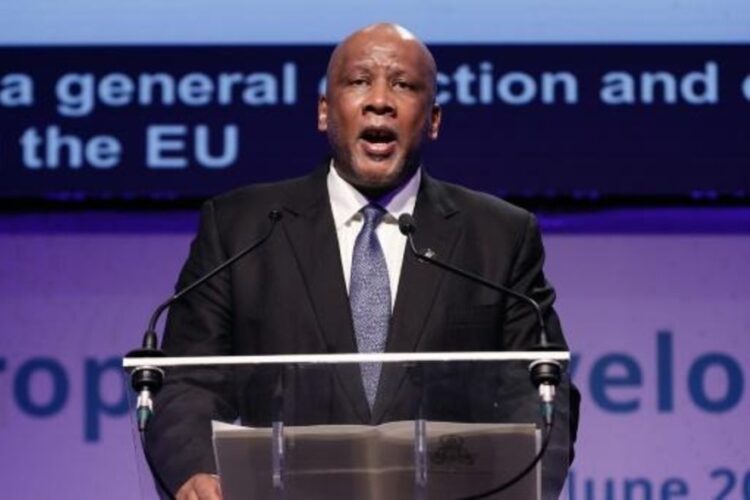 Letsie III, rey de Lesoto, habla durante un foro sobre desarrollo organizado por la Comisión Europea, en Bruselas. Foto: AFP.