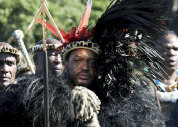 El rey de la nación zulú de Sudáfrica, Misuzulu KaZweilithini, durante su coronación en el Palacio Real en Nongoma, Sudáfrica. Foto: AP.