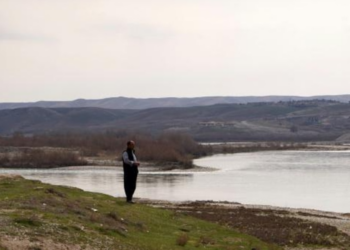 Un granjero kurdo-iraquí observa el río Tigris a su paso por la aldea de Bajid Kandala, en el norte de Irak. Foto: AFP.