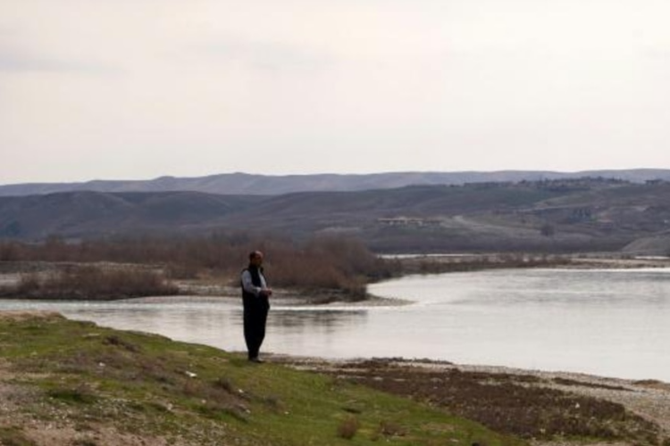 Un granjero kurdo-iraquí observa el río Tigris a su paso por la aldea de Bajid Kandala, en el norte de Irak. Foto: AFP.