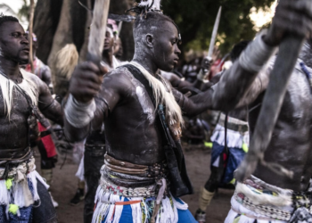 Jóvenes con ropa tradicional cantan y bailan en un antiguo rito que marca el fin de un proceso anual de iniciación para jóvenes en Kabrousse, Senegal. Foto: AFP.